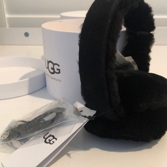 UGG Classic Tech Earmuff - Picture 1 of 4